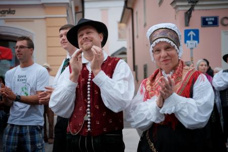 Presenetljiv odziv ob prvem dnevu praznovanja 50. Dnevov narodnih noš in oblačilne dediščine v Kamniku (42)